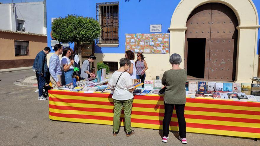 Puesto de venta de libros en la plaza Bonet el domingo 23 de abril. | SERVICIO ESPECIAL