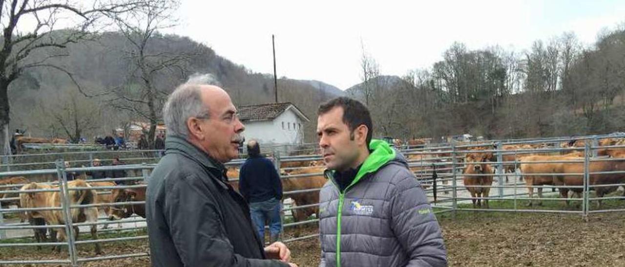 Ibo Álvarez y José Manuel González Castro, ayer, en la feria de Corao.