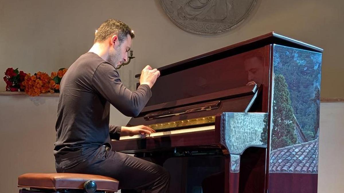 Juan Carlos Fernández tocando el piano en la celda de Chopin