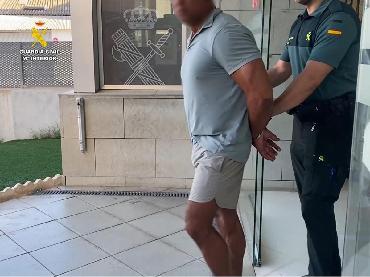 Traslado del fugitivo tras su arresto por agentes de la Guardia Civil en la Vega Baja