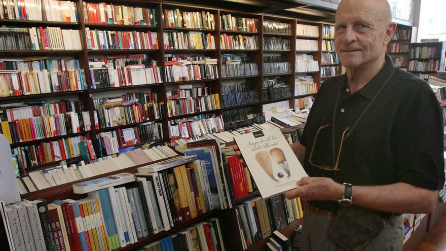 Antonio Ortega, con su último libro, esta semana en la librería Proteo.