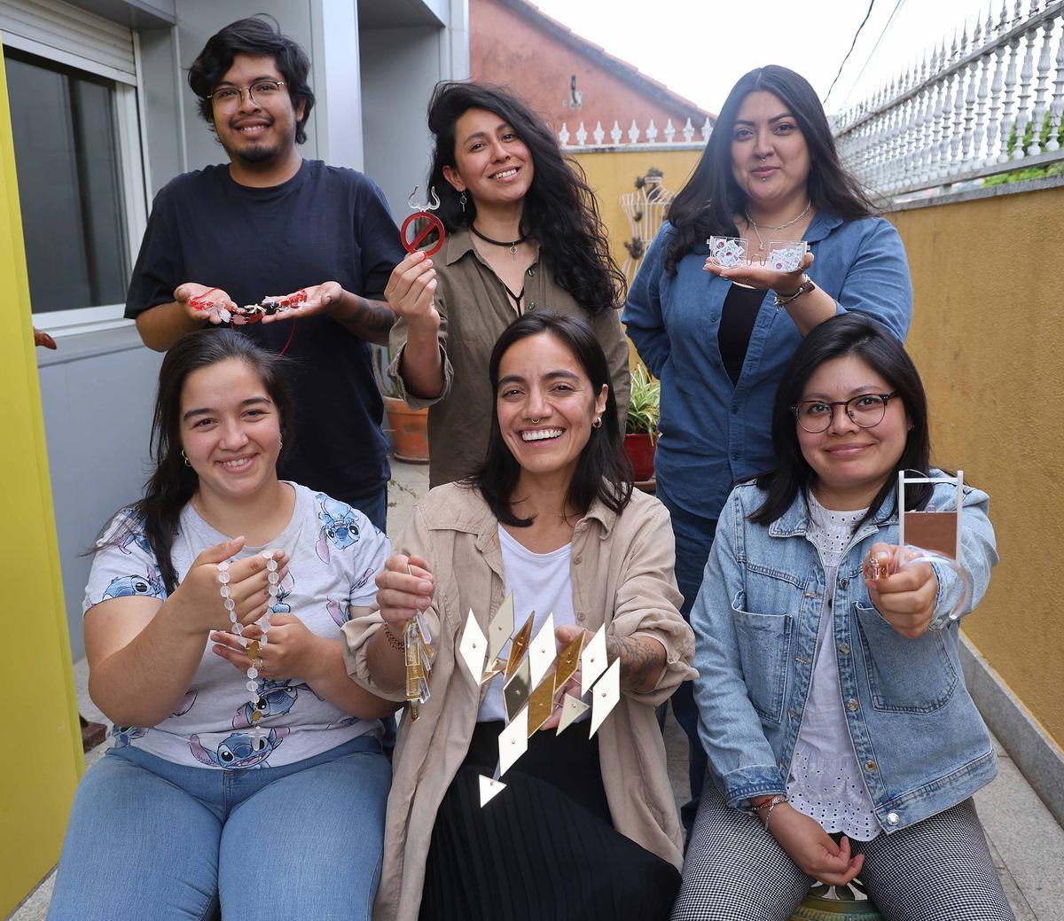 De pie, desde la izq., Tony Villa, Karla Goram, Madeline Solís. Sentadas: María Rosa Dos Santos, Ixchel Ledesma y Diana Nápoles, con sus joyas.