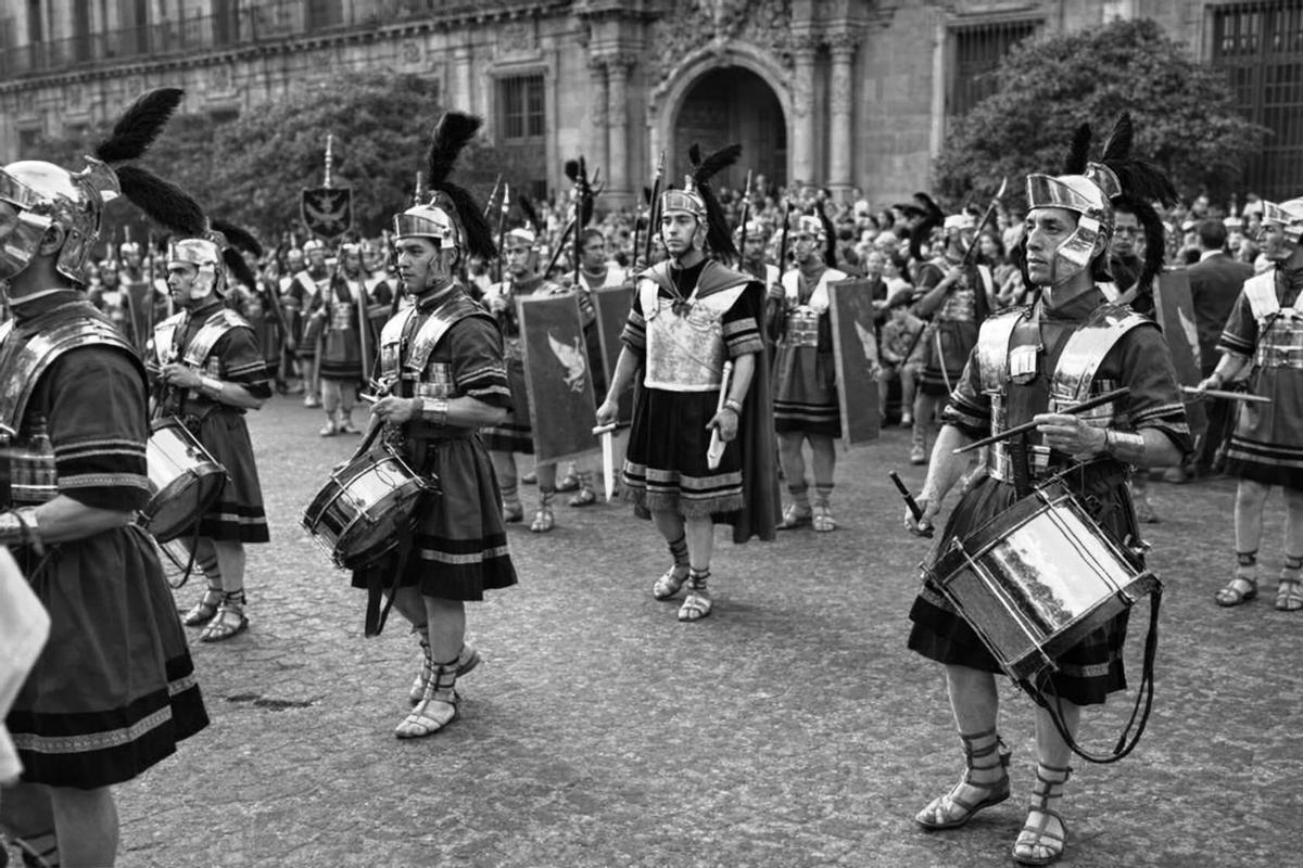 Centuria romana del Santo Entierro en la Plaza Virgen de los Reyes en 1963.