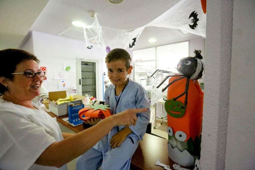 El área de Pediatría del Hospital de la Marina Baixa decora su planta de Halloween