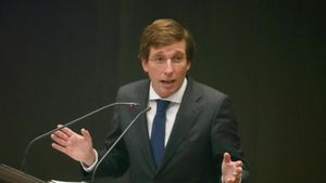 Almeida es va resistir a incorporar per escrit Almudena Grandes en el pacte pressupostari