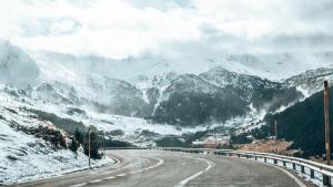 ¿Te gusta conducir por la montaña? Estas son las 10 carreteras más altas de España