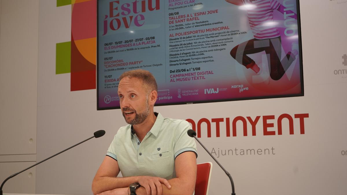 El regidor de Juventud, Álex Borrell, presenta la programación juvenil de verano.