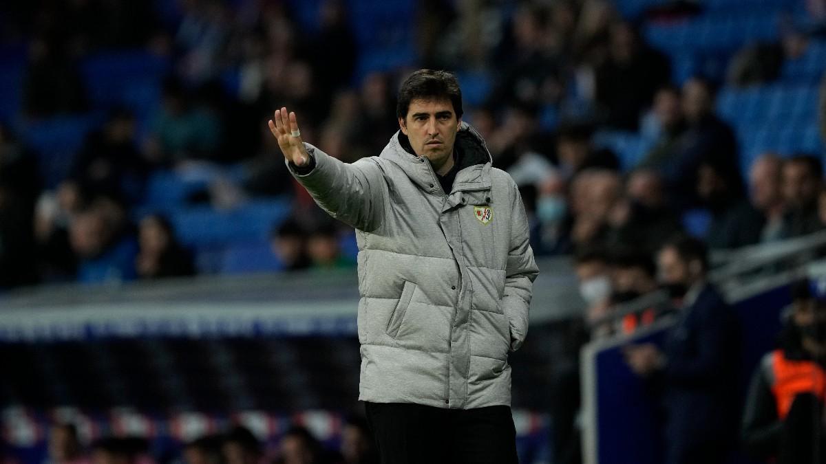 Andoni Iraola, entrenador del Rayo Vallecano, en el RCDE Stadium