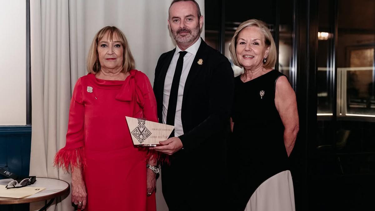 Carmen Bueso, con Fran Tochena y Amparo Fabra, cuando recibió el premio Joia el año pasado