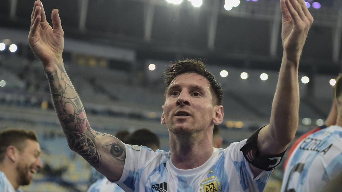 Messi festeja la Copa América tras ganar en la final a Brasil.