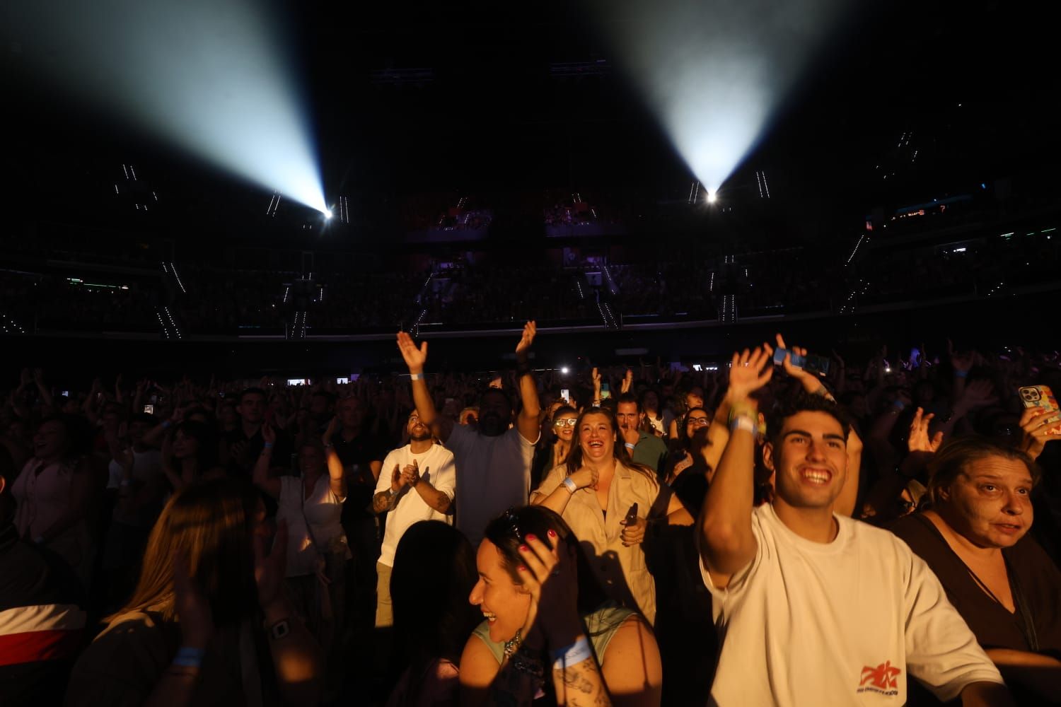 Manuel Carrasco arrebata en su concerto del Roig Arena: todas las imágenes