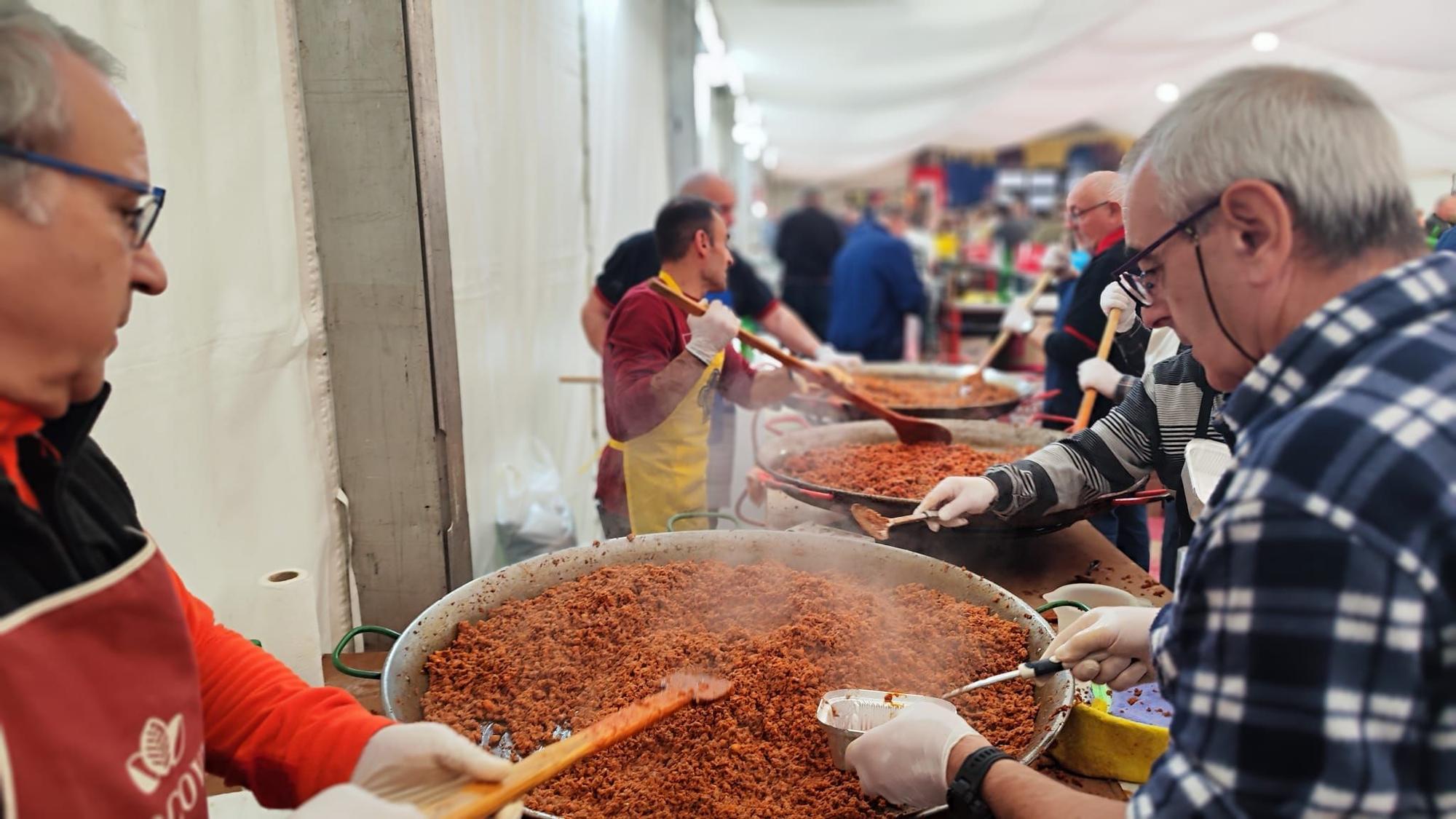 Así es la comida popular de las fiestas de Santa Bárbara en Mieres, con 210 kilos de picadillo