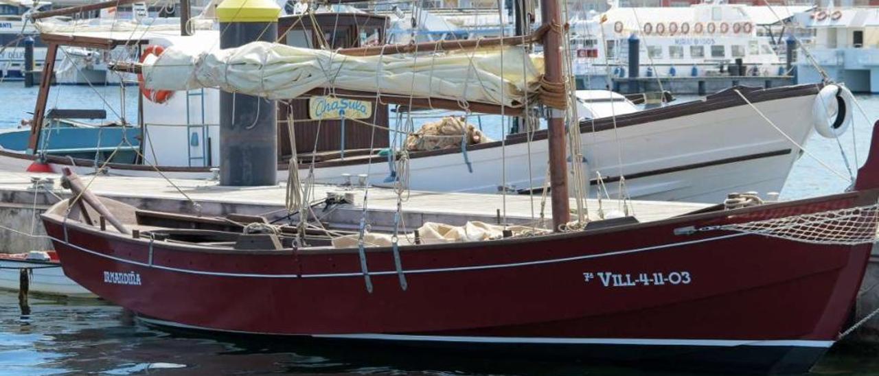 La &quot;Irmandiña&quot; vuelve a navegar los mares de la ría de Arousa.