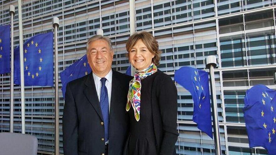 Karmenu Vella con Isabel García Tejerina, ayer en Bruselas. // Mapama