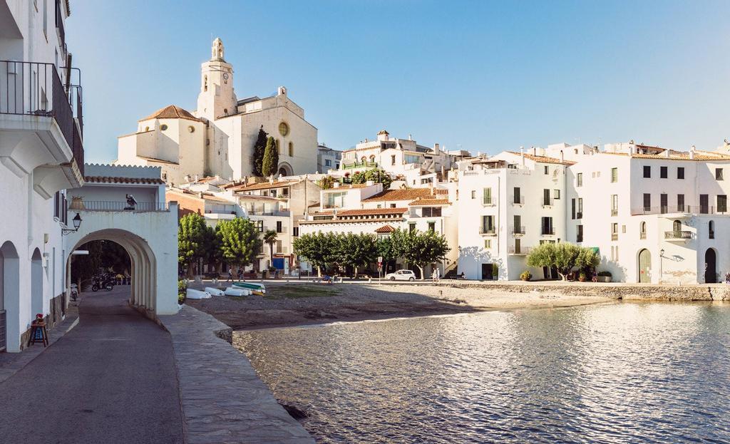Cadaqués con la Iglesia de Santa María de fondo