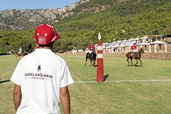 Bei dem traditionellen Polo-Turnier des Immobilienunternehmers versammelten sich am Samstag (29.7.) an die 700 Gäste, in der Mehrzahl Franchise-Nehmer und Mitarbeiter von Engel & Völkers weltweit.