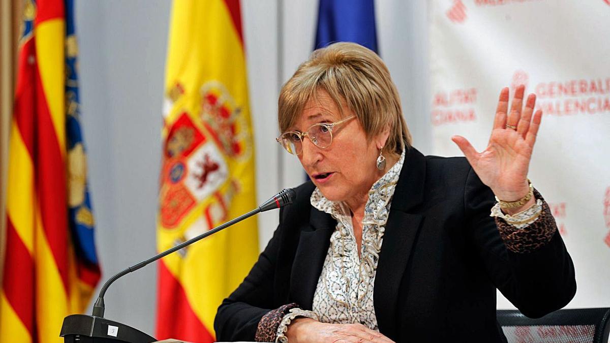 La consellera de Sanidad, Ana Barceló, explica las investigaciones de los vacunados ‘VIP’, ayer.  | EFE / MANUEL BRUQUE