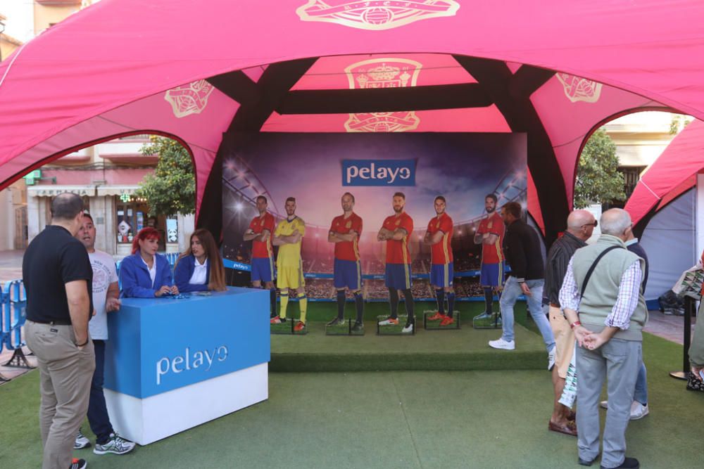 Cientos de aficionados hacen cola durante todo el jueves para fotografiarse con los trofeos de La Roja