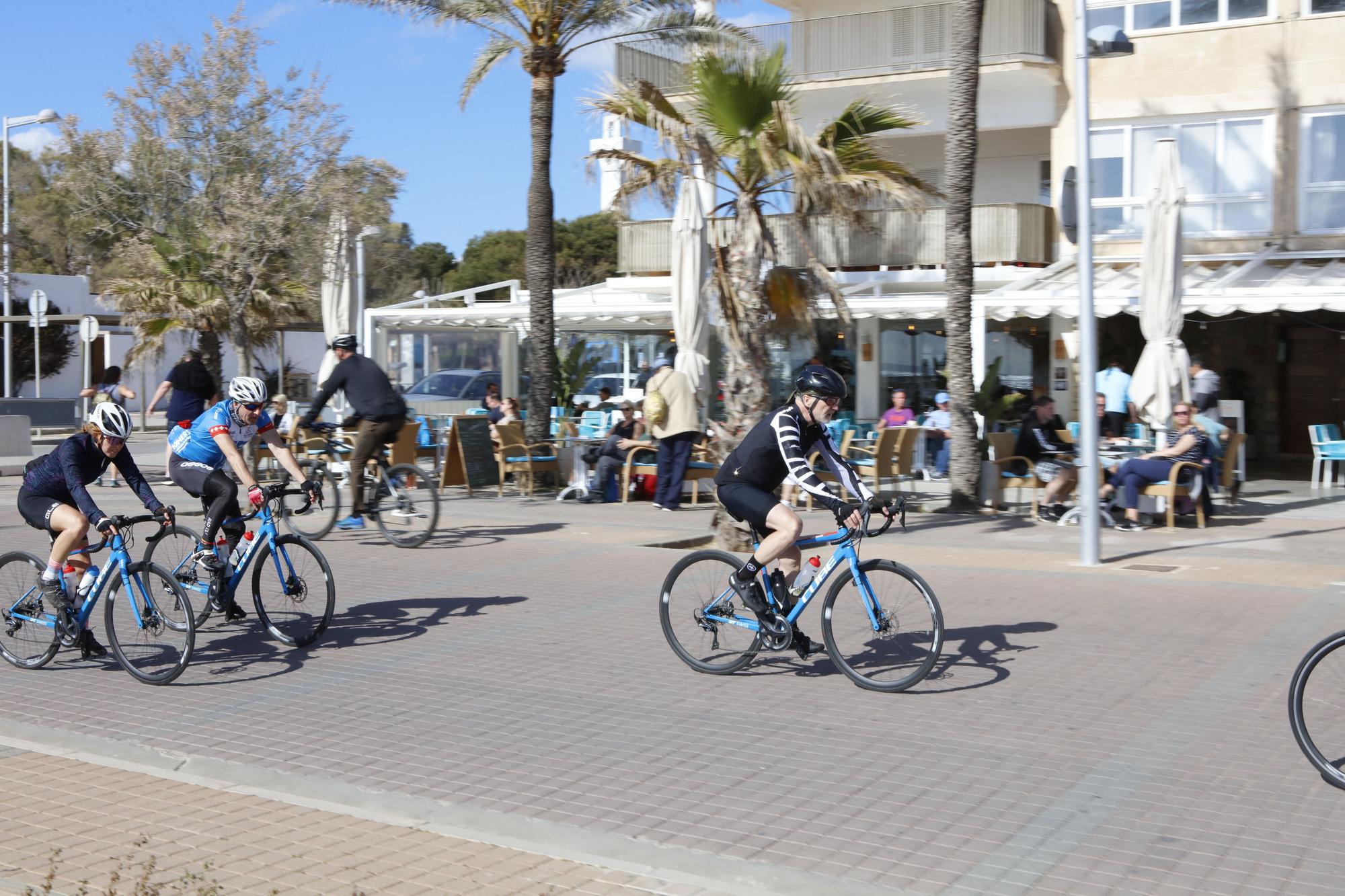 Volle Cafés, gezügelte Schinkenstraße: So sieht es an der Playa de Palma vor Ostern auf Mallorca aus