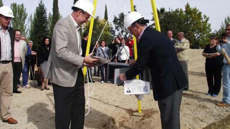 El alcalde, Antonio Marín, junto a Antonio Souvirón.