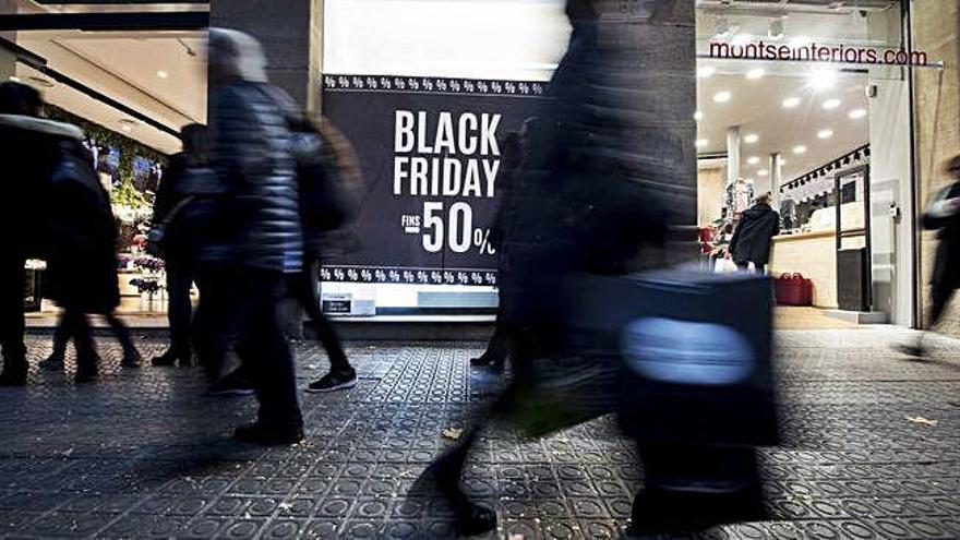 Una botiga anuncia descomptes de fins al 50% pel Black Friday