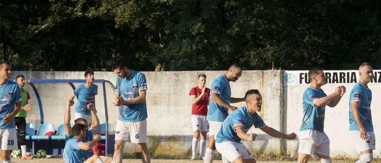 Jugadores del Seixalbo, en el campo de O Carqueixal. // I. Osorio