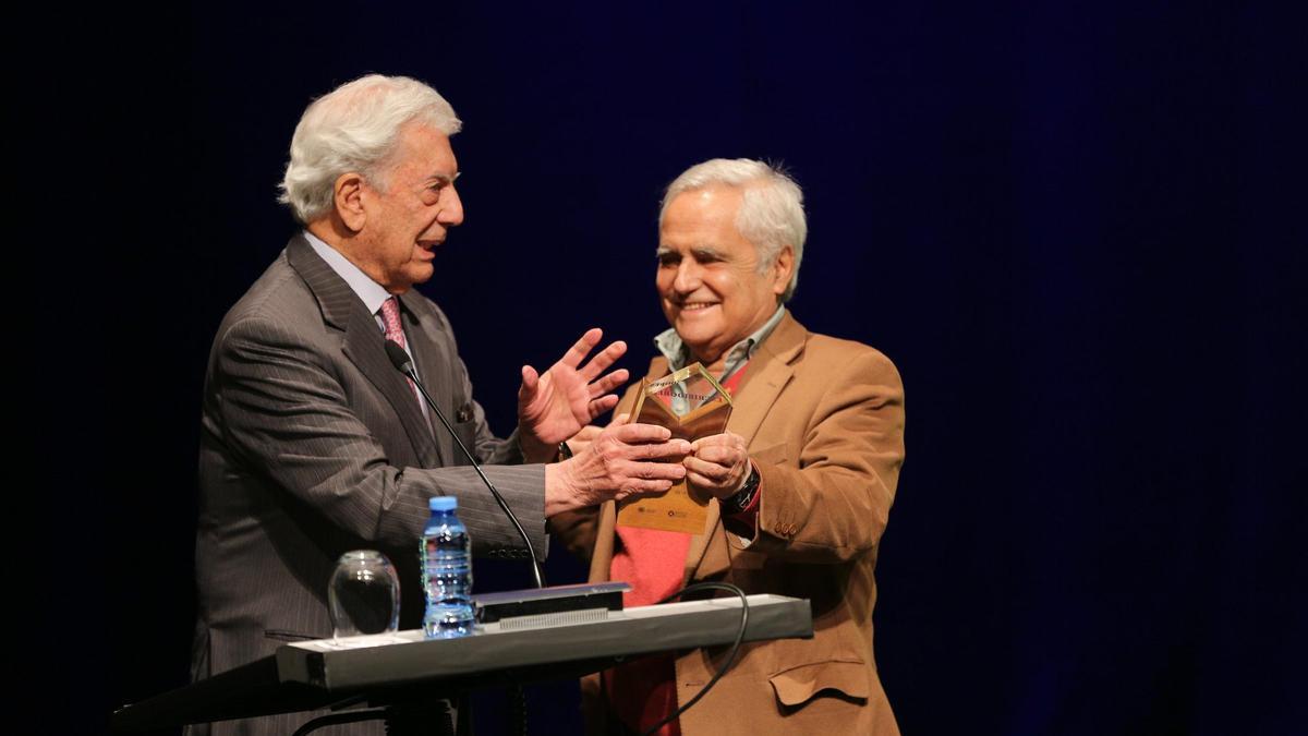 Vargas Llosa entrega a Juan Cruz, autor de este artículo, el premio Escribidores el año pasado en Málaga.