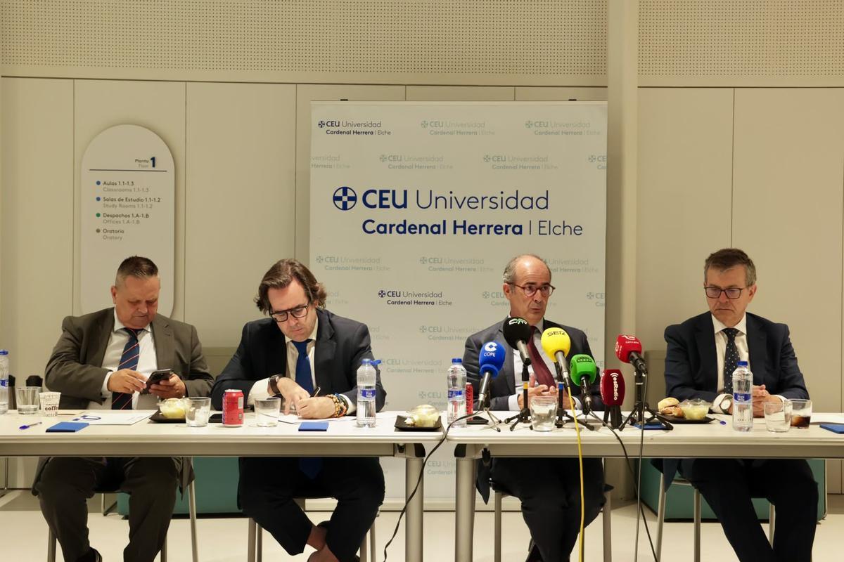 Paco Sánchez, Ávaro Antón, Higinio Marín y Manuel Sureda, este lunes en el edificio del Capitolio.