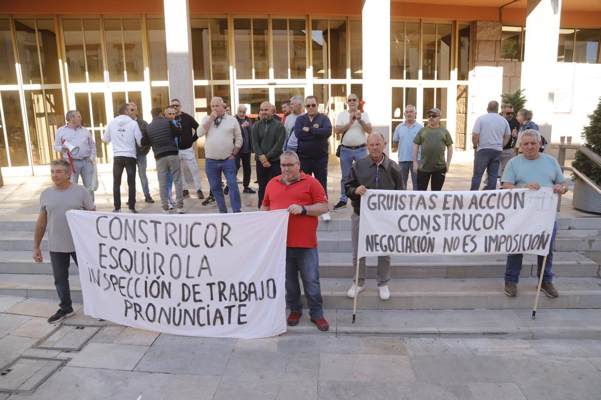 Protesta de los gruistas el pasado jueves frente al Ayuntamiento.