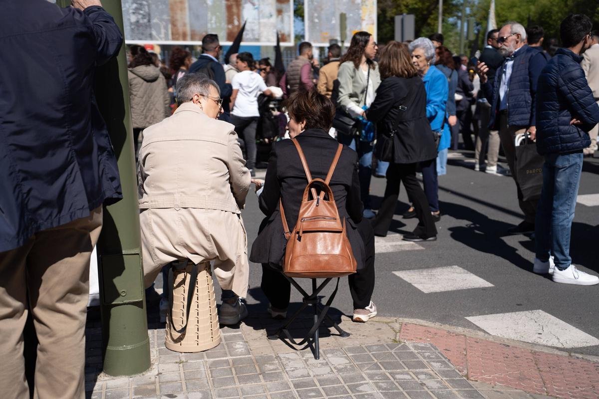 Sillas portátiles en la Semana Santa de Sevilla.