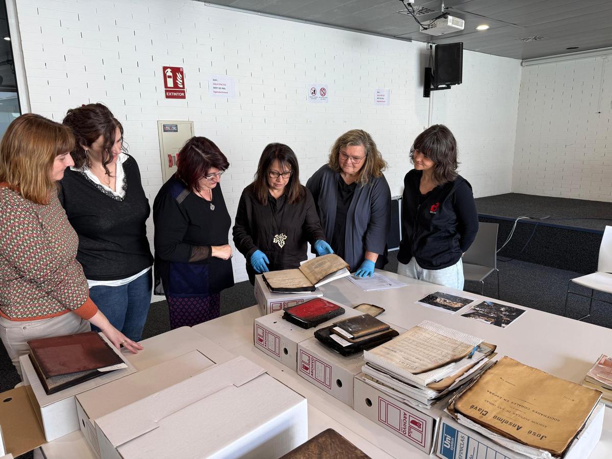 Equip tècnic revisant el material recuperat