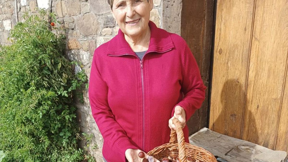 Lucía Fernández Sanabria de Figueruela de Arriba posa con sus castañas recién recogidas. | Ch. S.