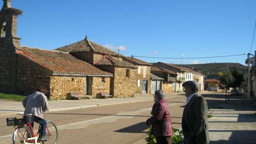 Varios vecinos en la travesía de Cubo de Benavente.