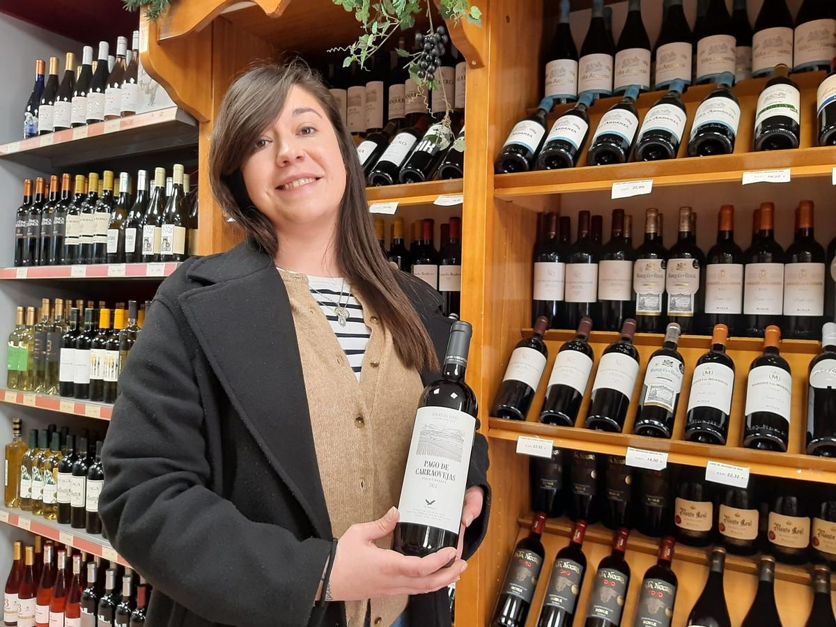 Carmen Noval, en la Tienda de Luis, con uno de sus vinos a la venta