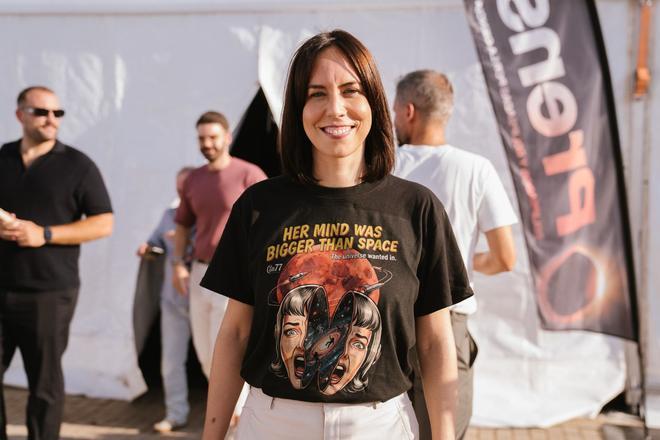 La camiseta feminista  para ver el eclipse de la ministra Morant de la que todos hablan: "La cabeza de una mujer es más grande que el espacio"