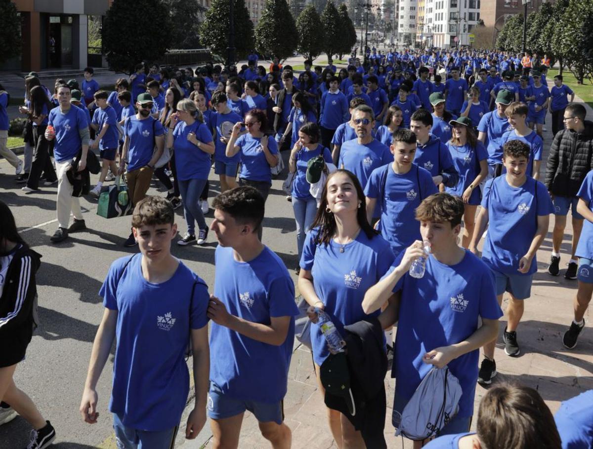 Marea azul de la Fundación Vinjoy con 800 caminantes por la dignidad