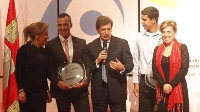 Emilio Merchán junto a su compañero Diego Cosgaya; la alcaldesa de Zamora, Rosa Valdeón, y la consejera María José Salgueiro.