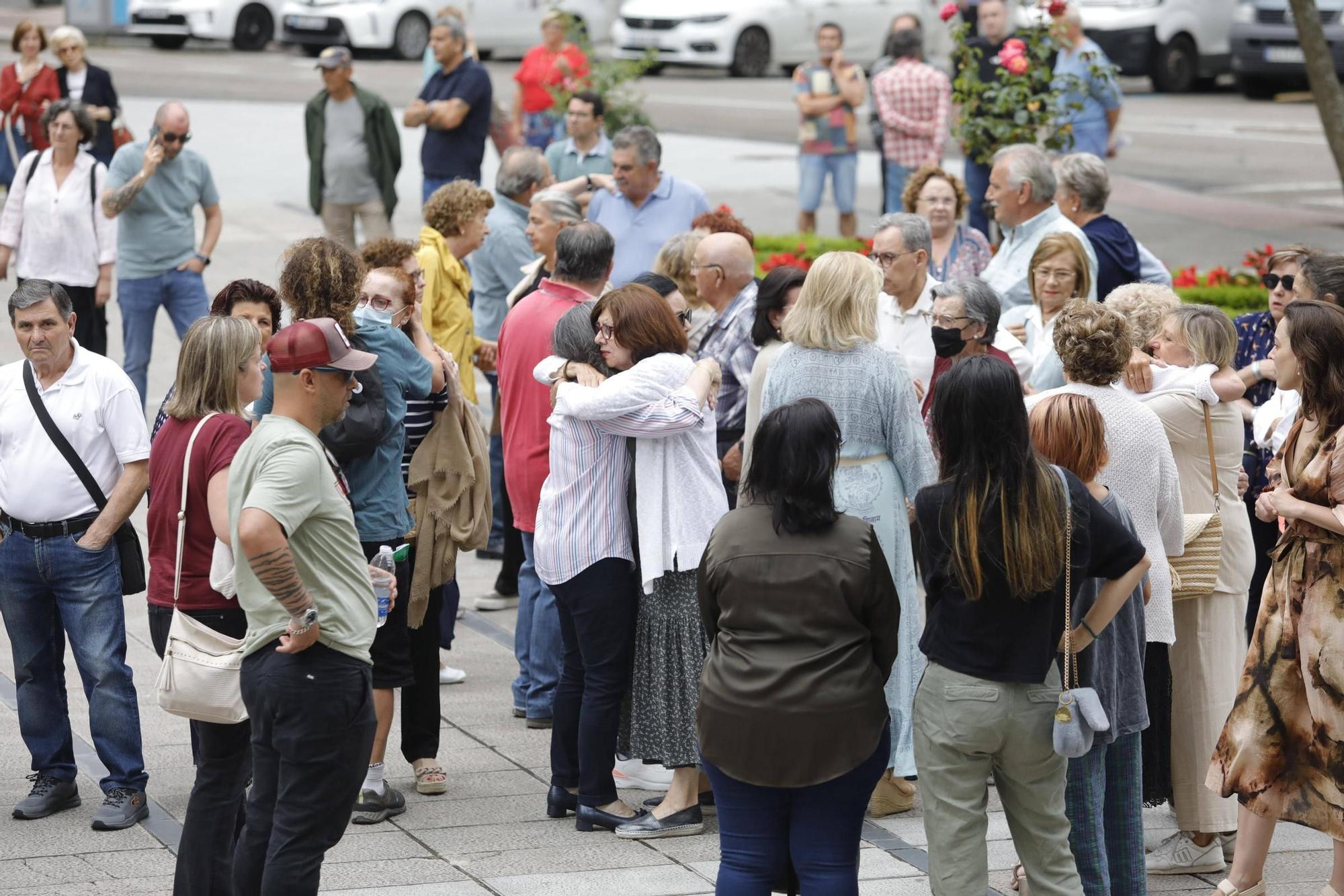Así fue la despedida y el homenaje de amigos y clientes del Cafetón en Avilés a sus dueños, muertos en León
