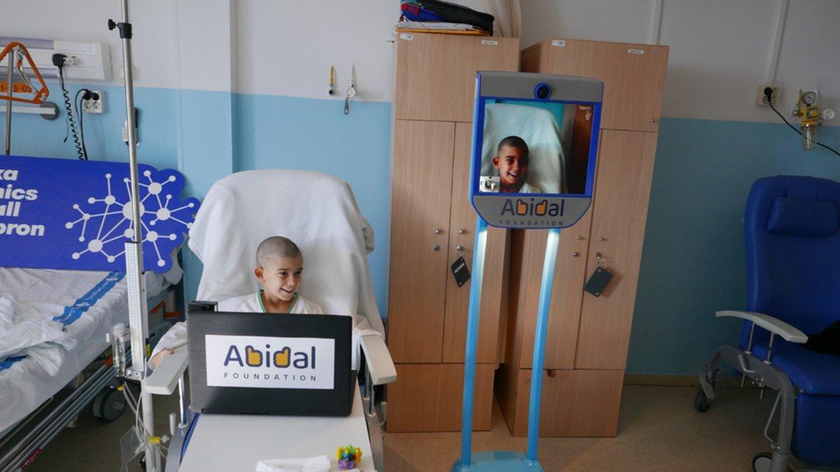 Biel y Abi22 durante su 'visita' por el Hospital Universitario Vall d'Hebron de Barcelona