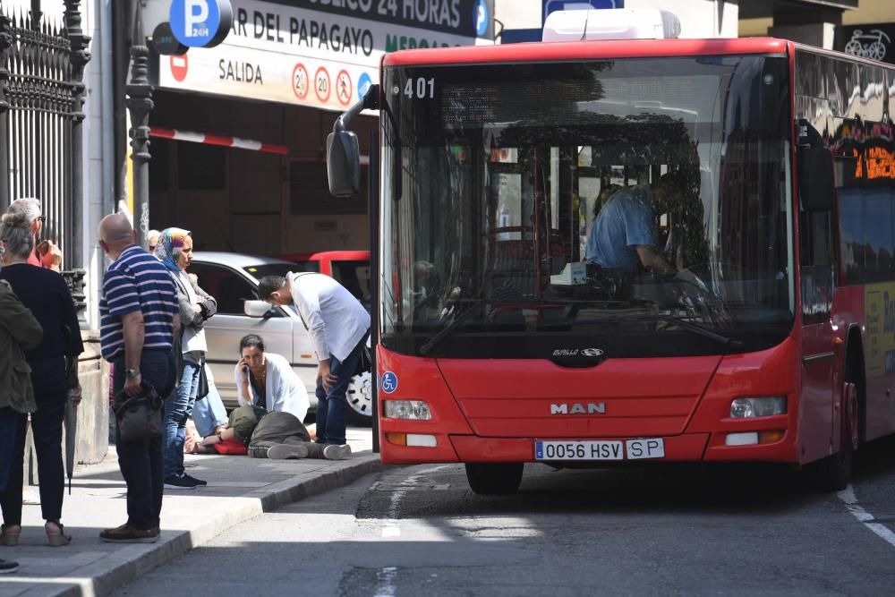 Un bus atropella a un menor en calle Panaderas