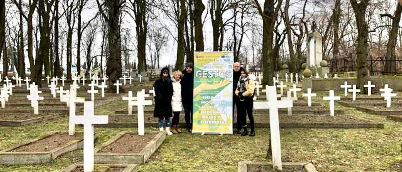Durante su visita al cementerio de Varsovia de víctimas de las dos guerras mundiales