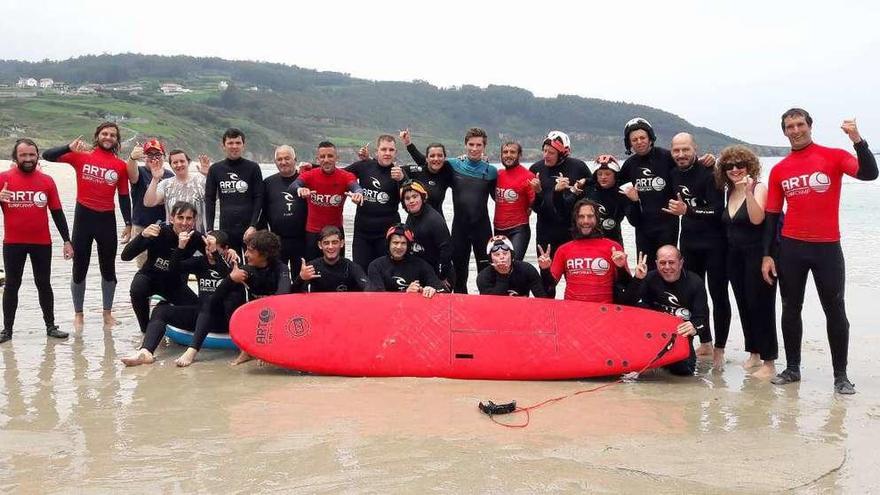 Participantes en el campamento de surf para personas con diversidad funcionar organizado por el Concello.