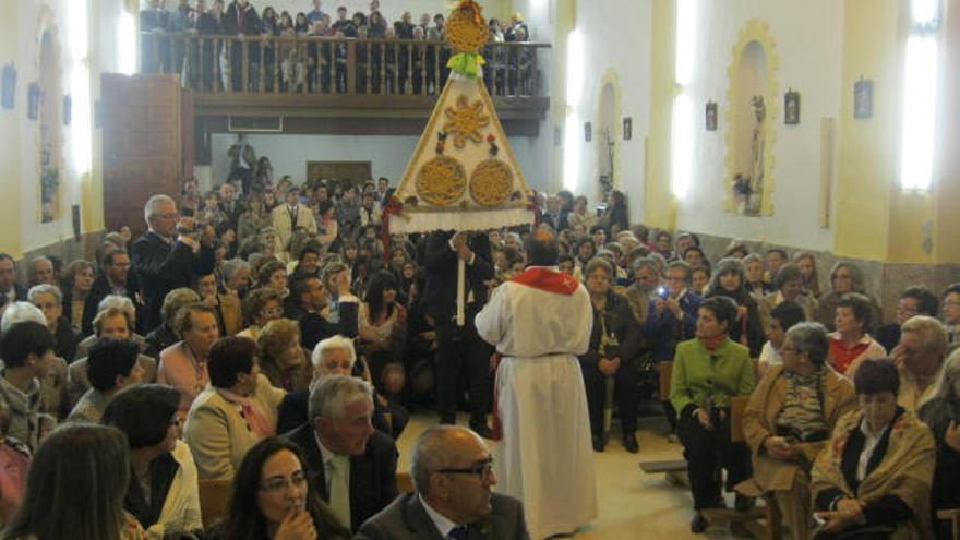 Óscar Andrés, con la vara, durante el desfile.