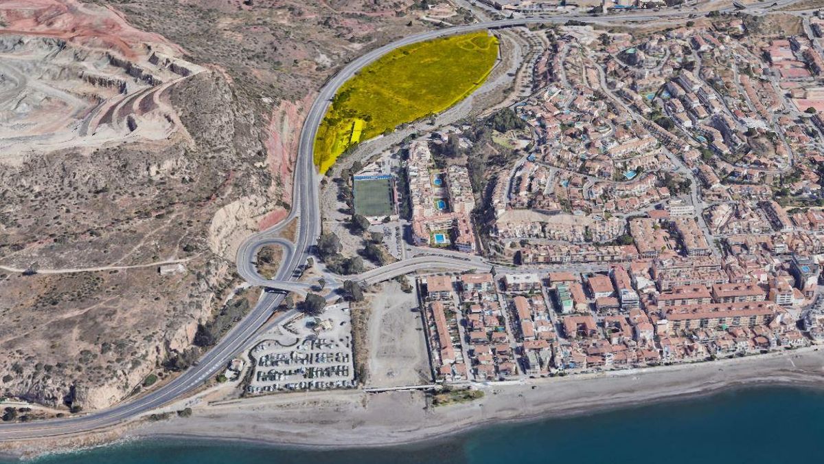 En amarillo, la parcela donde se proyecta el aparcamiento disuasorio en el Arroyo de Totalán.