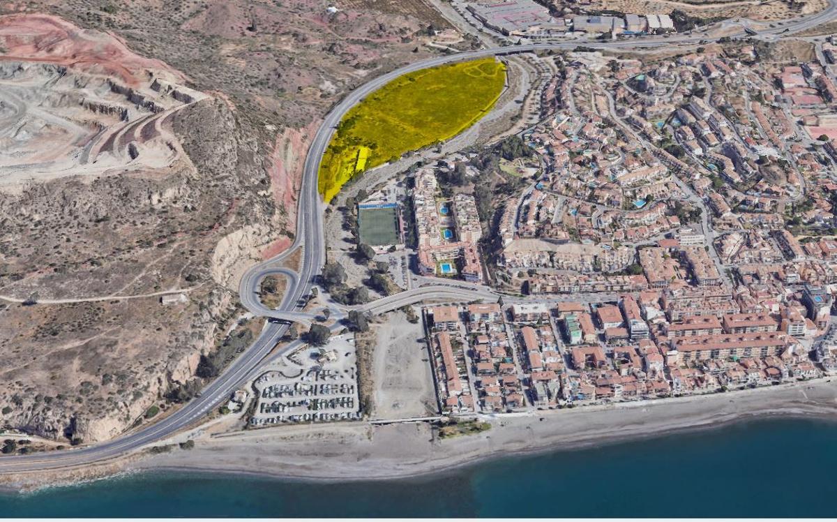 En amarillo, la parcela donde se proyecta el aparcamiento disuasorio en el Arroyo de Totalán.