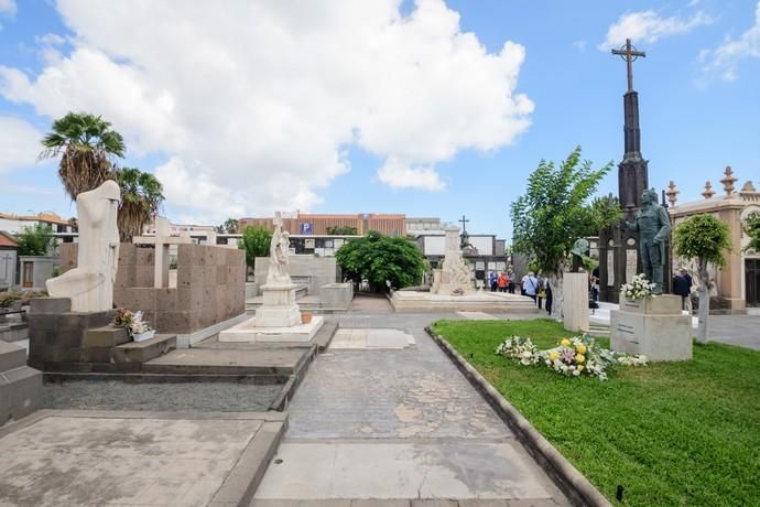 Fotos a la lápida/tumba de Tomás Morales.Detalles de la lápida rota (han arrancado trozos para llevarse partes de poesías suyas que estaban tallados en la piedra)  | 13/09/2019 | Fotógrafo: Tony Hernández