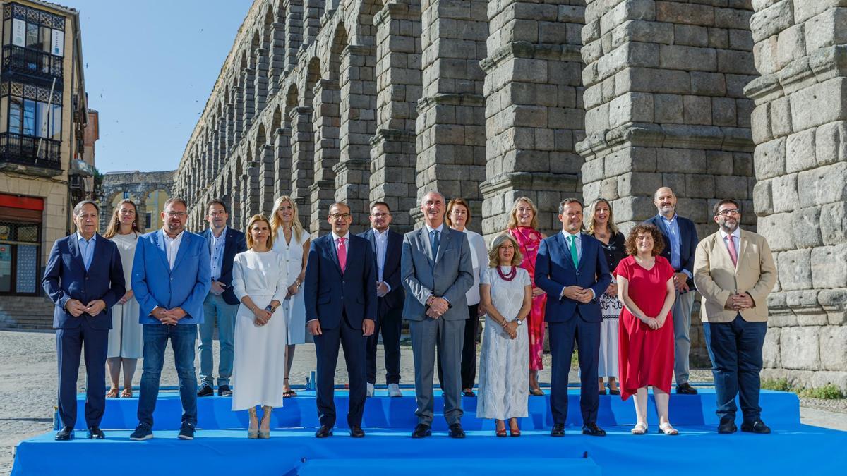 Foto de familia dos rexedores do Grupo de Cidades Patrimonio esta fin de semana en Segovia.