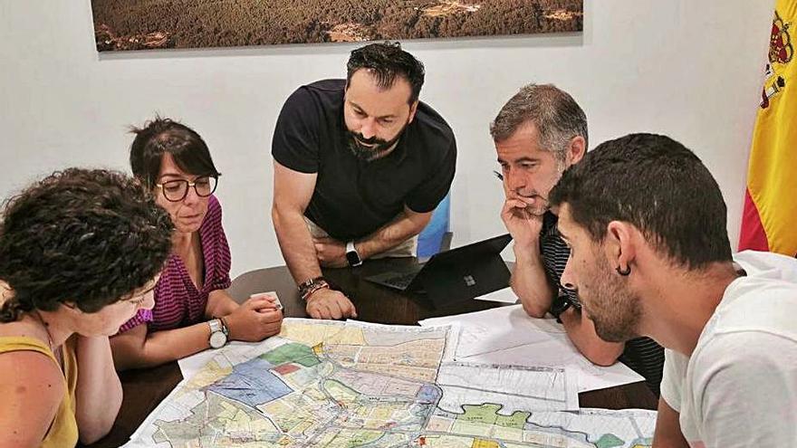 Paco Ferreira, con la concejala de Urbanismo, Iria Lamas, y técnicos trabajando en el PXOM antes de la pandemia. |   // D. P.