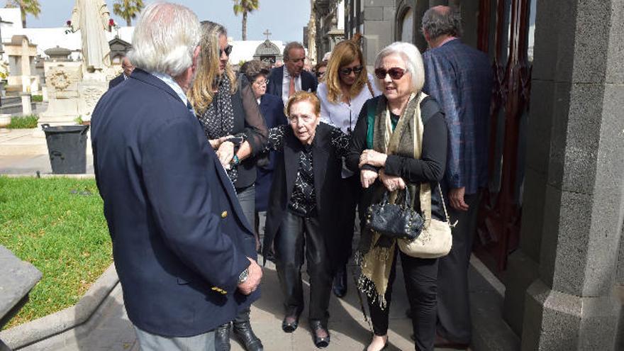 Familiares de Antonio Bèthencourt Massieu, ayer en el cementerio de Vegueta.