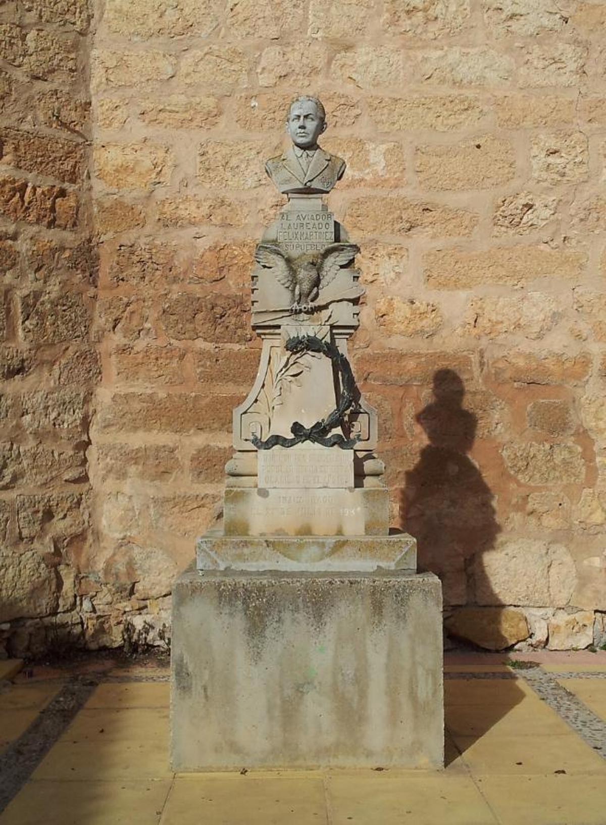 Este es la estatua que el pueblo le dedicó a este pedroñero, Félix Martínez
